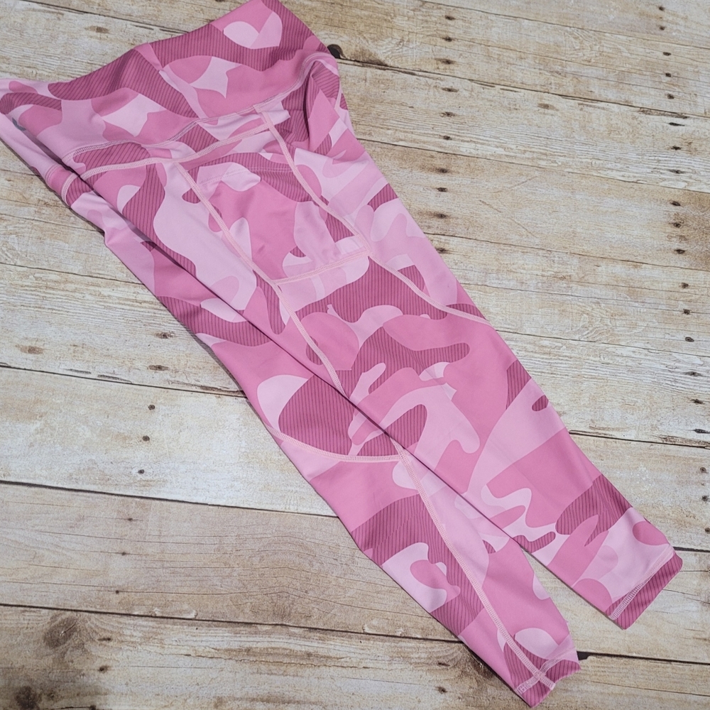 Zyia pink camo pocket light n tight capris